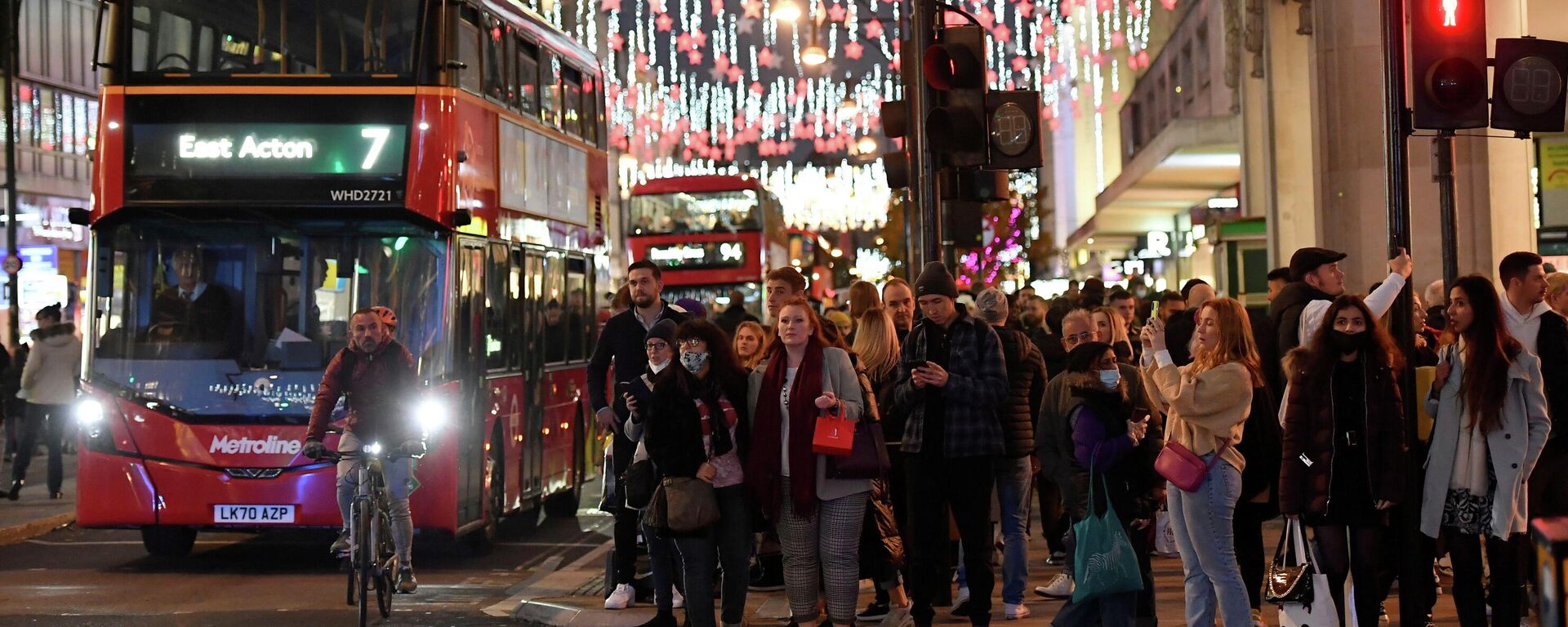 Bus passengers and shoppers view a Christmas light display along Oxford Street, London, Britain, November 20, 2021 - Sputnik International, 1920, 25.12.2021