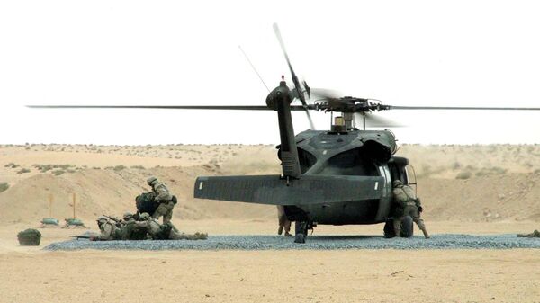 US soldiers from the 19th Support Center disembark from a UH-60 Black Hawks during live fire exercises in the northern Kuwaiti desert, 8 miles from the Iraqi border 09 December 2002. - Sputnik International