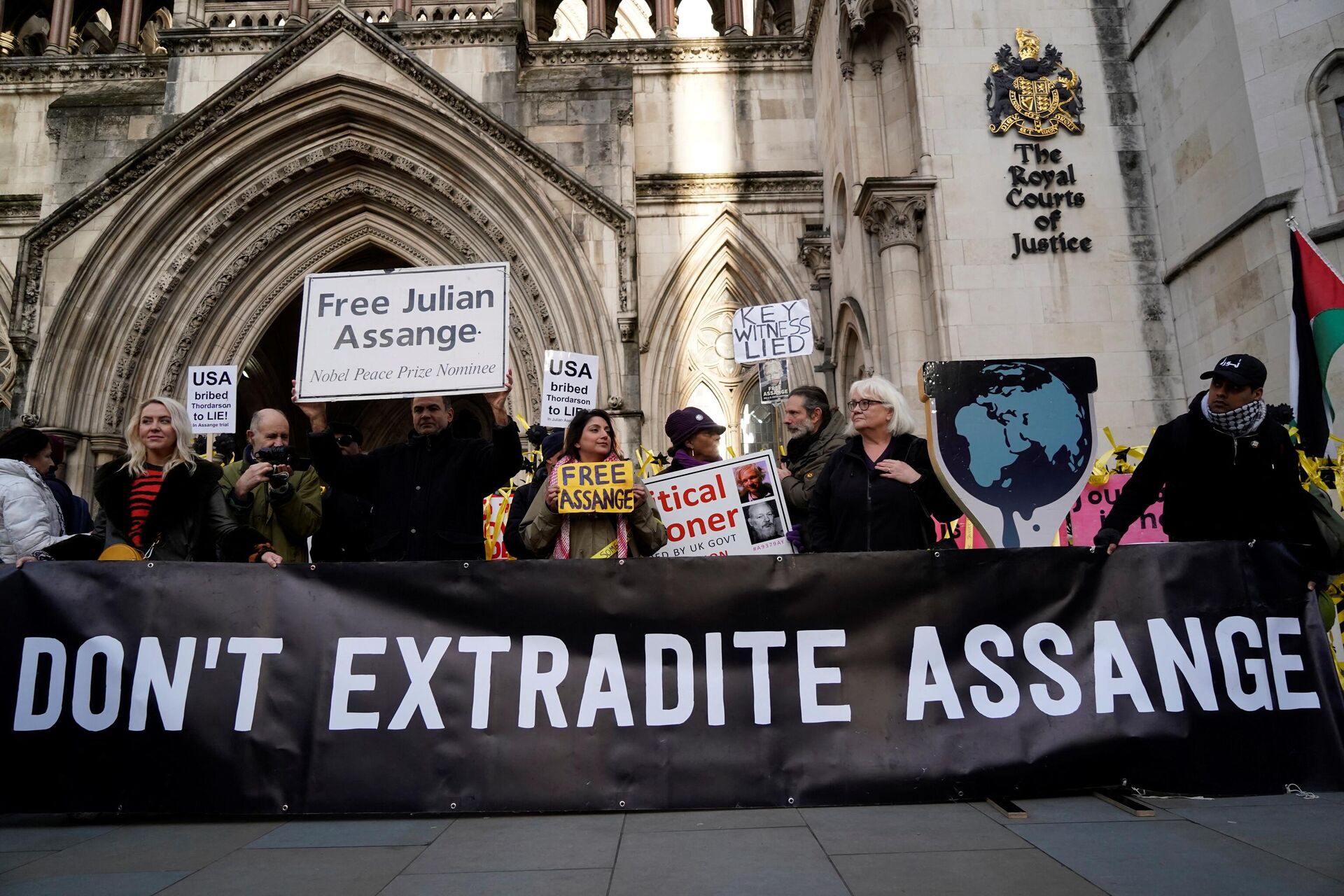 Supporters of WikiLeaks founder Julian Assange, hold placards outside the Royal Courts of Justice in London on December 10, 2021.  - Sputnik International, 1920, 15.12.2021