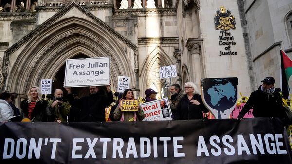 Supporters of WikiLeaks founder Julian Assange, hold placards outside the Royal Courts of Justice in London on December 10, 2021.  - Sputnik International