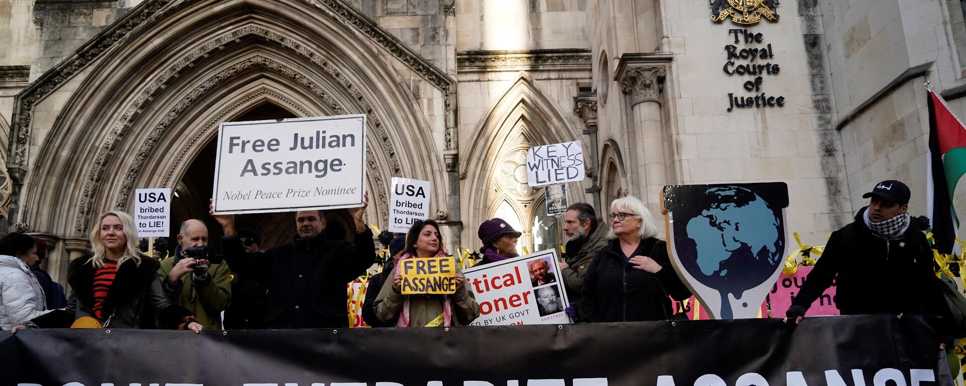 Supporters of WikiLeaks founder Julian Assange, hold placards outside the Royal Courts of Justice in London on December 10, 2021.  - Sputnik International, 1920, 10.12.2021