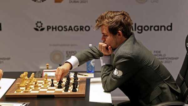 Norway's grandmaster Magnus Carlsen competes with Russia's grandmaster Ian Nepomniachtchi (unseen) during game 11 in the FIDE World Chess Championship Dubai 2021, at the Dubai Expo 2020 in the Gulf emirate, on December 10, 2021.  - Sputnik International