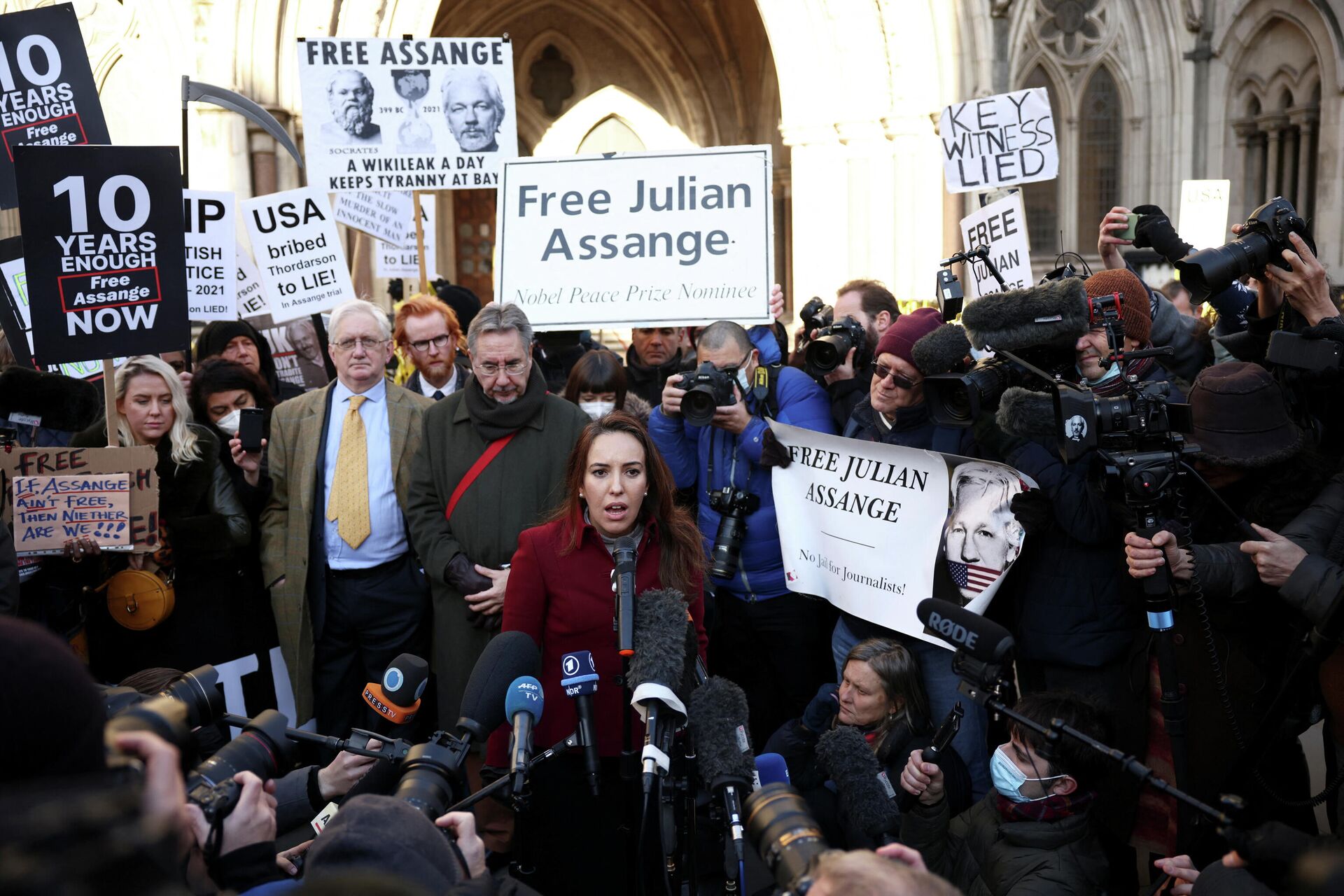 Stella Morris, partner of Wikileaks founder Julian Assange, speaks to media outside the Royal Courts of Justice following the appeal against Assange's extradition in London, Britain December 10, 2021. - Sputnik International, 1920, 11.12.2021
