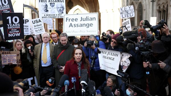 Stella Morris, partner of Wikileaks founder Julian Assange, speaks to media outside the Royal Courts of Justice following the appeal against Assange's extradition in London, Britain December 10, 2021. - Sputnik International
