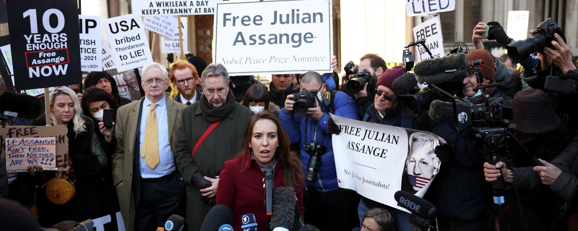 Stella Morris, partner of Wikileaks founder Julian Assange, speaks to media outside the Royal Courts of Justice following the appeal against Assange's extradition in London, Britain December 10, 2021. - Sputnik International, 1920, 10.12.2021