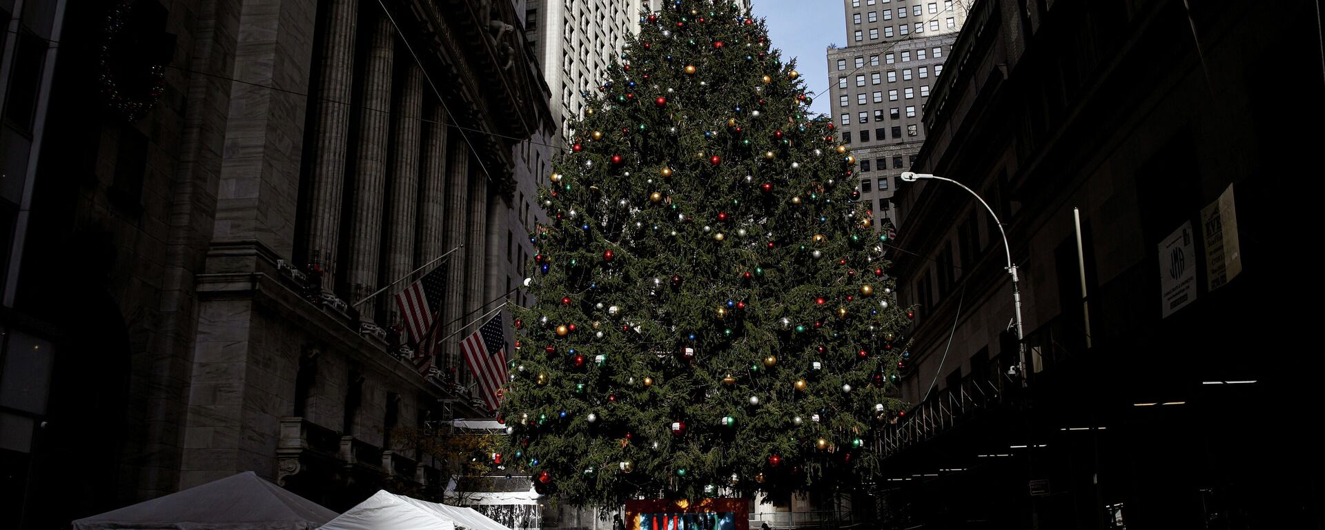 The New York Stock Exchange Christmas tree is seen outside of the New York Stock Exchange (NYSE) in New York City, U.S., December 1, 2021. - Sputnik International, 1920, 10.12.2021