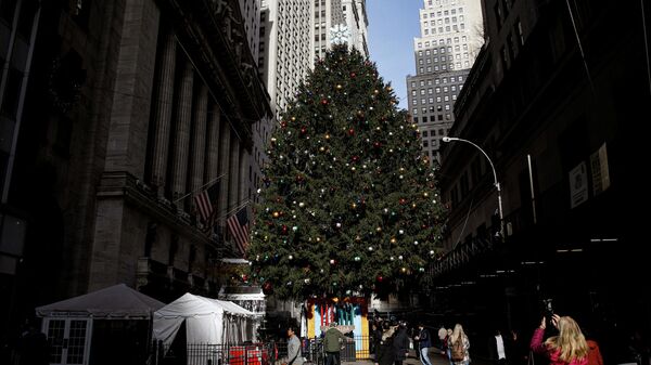 The New York Stock Exchange Christmas tree is seen outside of the New York Stock Exchange (NYSE) in New York City, U.S., December 1, 2021. - Sputnik International