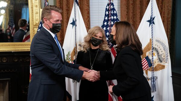 Vice President Kamala Harris, right, shakes hands with former Sen. Jeff Flake after a ceremonial swearing-in ceremony to be the U.S. Ambassador to Turkey, Friday, Dec. 10, 2021, in Washington. - Sputnik International