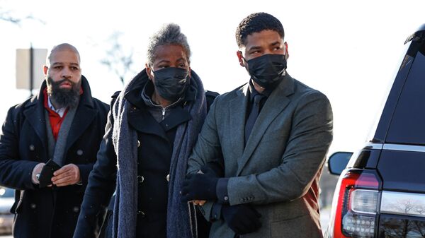 Former Empire actor Jussie Smollett arrives with his mother Janet Smollett at court on the first full day of his trial for six counts of disorderly conduct on suspicion of making false reports to police, in Chicago, Illinois, U.S. November 30, 2021. - Sputnik International
