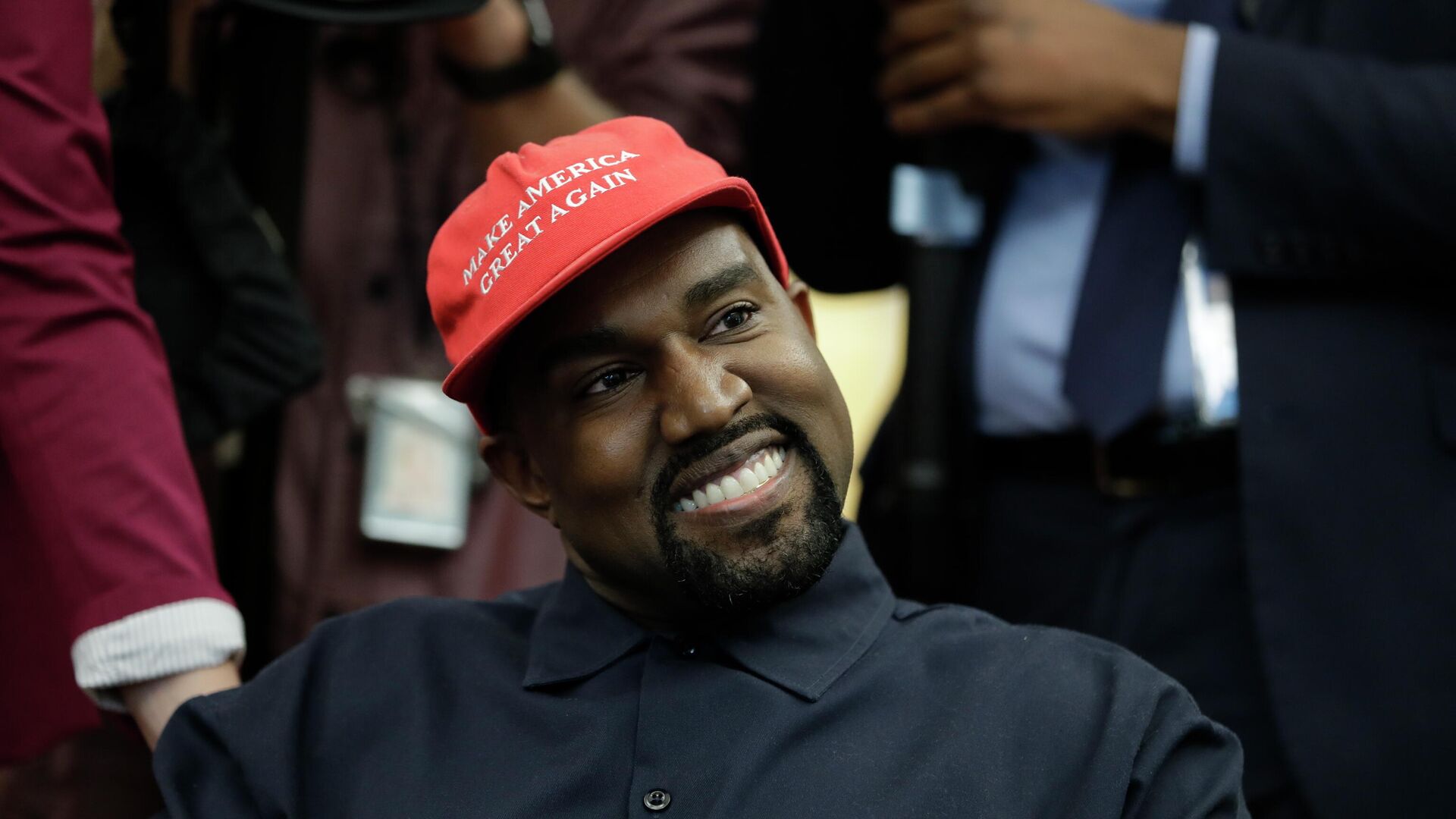 Rapper Kanye West wears a Make America Great again hat during a meeting with President Donald Trump in the Oval Office of the White House in Washington on Oct. 11, 2018. - Sputnik International, 1920, 03.03.2022