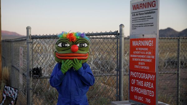 Martin Custodio wears a Pepe mask while standing near razor wire at an entrance to the Nevada Test and Training Range near Area 51, Friday, Sept. 20, 2019, near Rachel, Nev. - Sputnik International