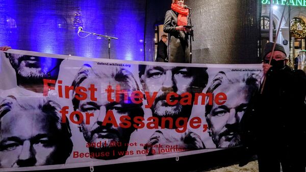 A banner in support of Julian Assange is displayed in front of a stage where the Norwegian Minister of Culture and Gender Equality Anette Trettebergstuen is holding an appeal before the torchlight procession in honour of this year's Nobel Peace Prize winners Maria Ressa and Dmitry Muratov in Oslo, Norway, December 10, 2021.  - Sputnik International
