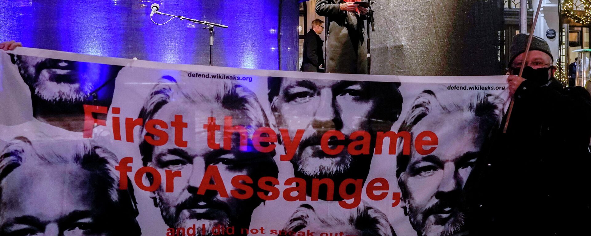 A banner in support of Julian Assange is displayed in front of a stage where the Norwegian Minister of Culture and Gender Equality Anette Trettebergstuen is holding an appeal before the torchlight procession in honour of this year's Nobel Peace Prize winners Maria Ressa and Dmitry Muratov in Oslo, Norway, December 10, 2021.  - Sputnik International, 1920, 11.12.2021