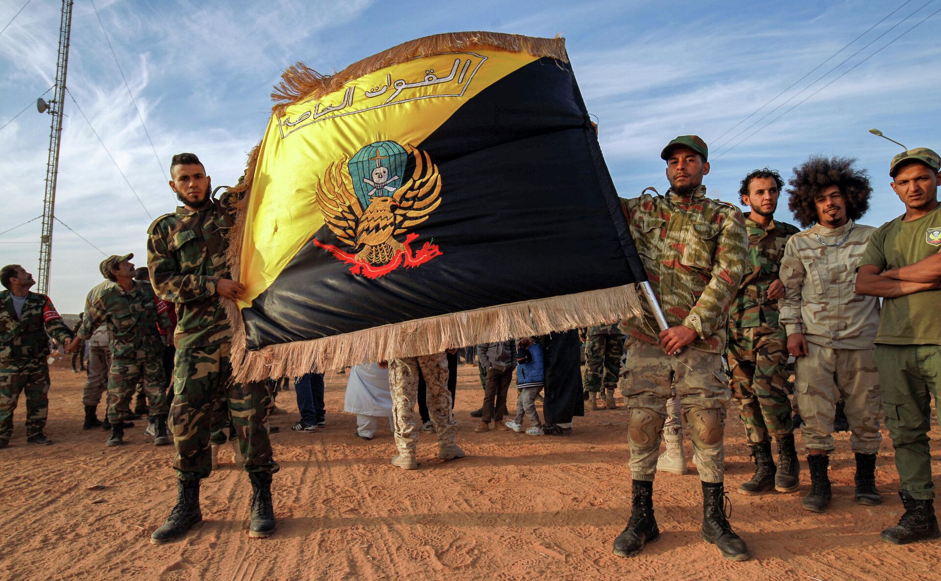 Members of the the Saiqa (Special Forces) of the self-proclaimed Libyan National Army (LNA), loyal to eastern strongman Khalifa Haftar, pose with their flag during an event in tribute to the unit's late commander General Wanis Bukhamada, who died a week prior, in the eastern city of Benghazi on November 6, 2020.  - Sputnik International, 1920, 28.08.2022