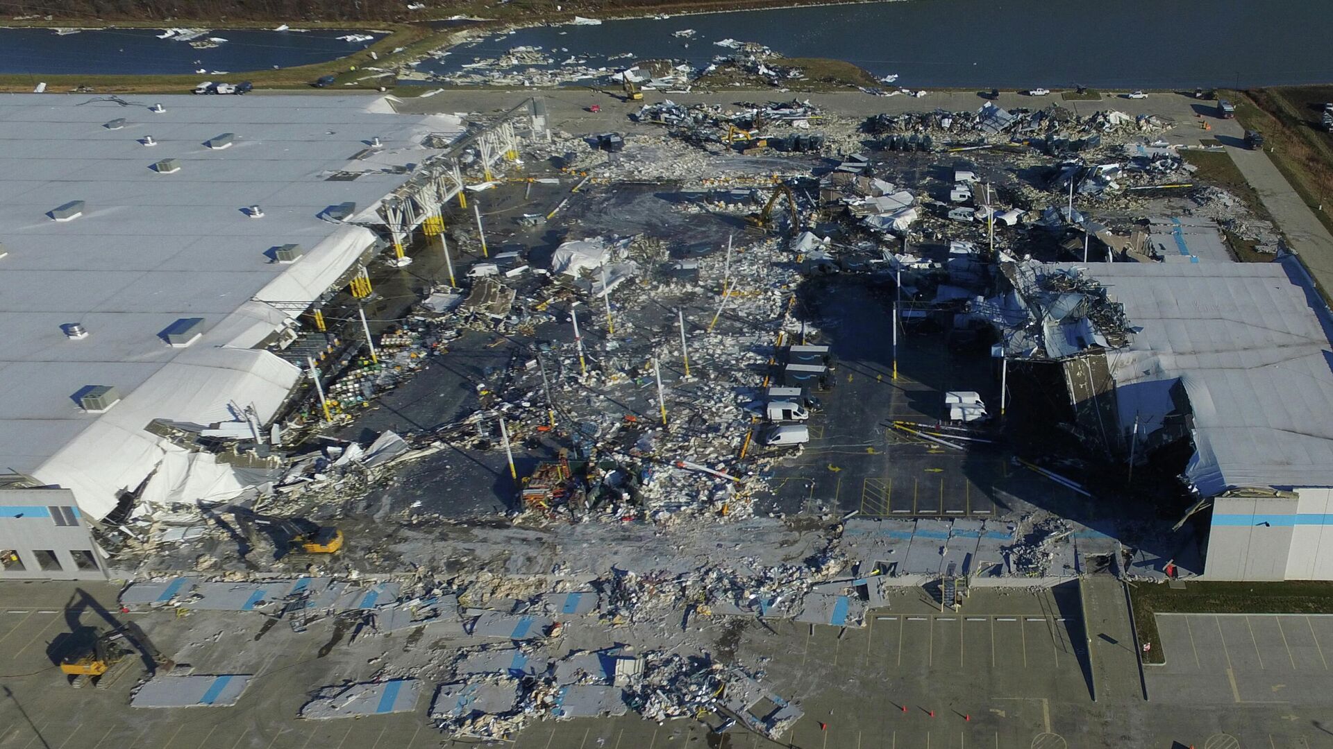 The site of a roof collapse at an Amazon.com distribution centre a day after a series of tornadoes dealt a blow to several U.S. states, in Edwardsville, Illinois, U.S. December 11, 2021 - Sputnik International, 1920, 12.12.2021