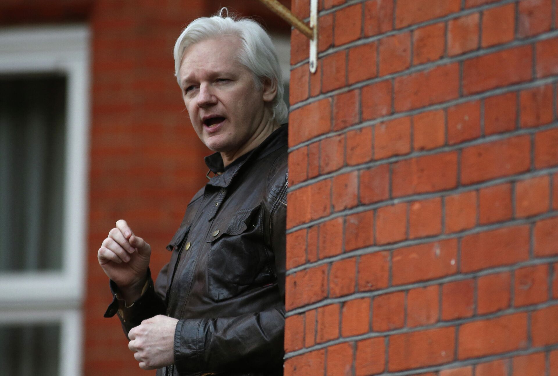 (FILES) In this file photo taken on May 19, 2017, Wikileaks founder Julian Assange speaks on the balcony of the Embassy of Ecuador in London - Sputnik International, 1920, 15.12.2021