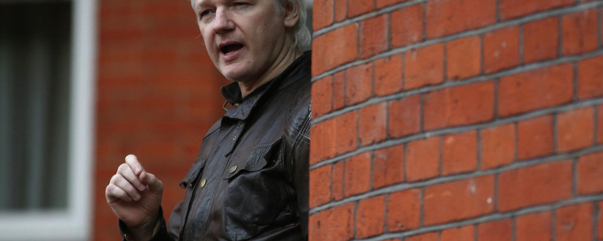 (FILES) In this file photo taken on May 19, 2017, Wikileaks founder Julian Assange speaks on the balcony of the Embassy of Ecuador in London - Sputnik International, 1920, 12.12.2021
