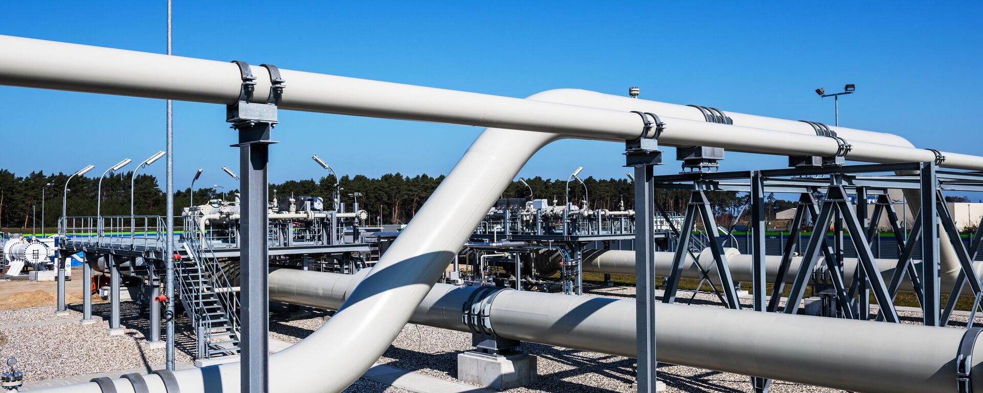 Piping systems and shut-off valves are pictured at the gas receiving station of the Nord Stream Baltic Sea pipeline, in Lubmin, Germany.  - Sputnik International, 1920, 07.07.2022