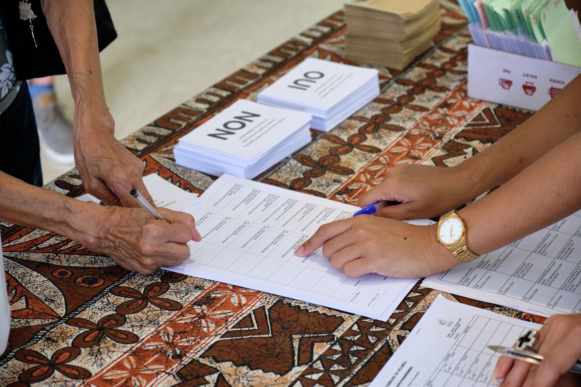 A man prepares to cast his ballot for the referendum on independence at a polling station of the City Hall in Noumea, on the French South Pacific territory of New Caledonia on December 12, 2021 - Sputnik International, 1920, 12.12.2021