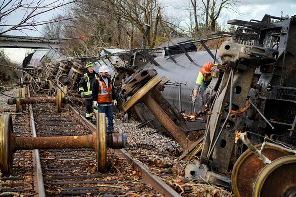 People work at the scene of a train derailment after a devastating outbreak of tornadoes ripped through several US states. Earlington, Kentucky, on 11 December 2021. - Sputnik International