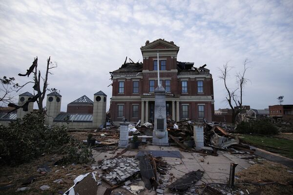 General view of the tornado-damaged courthouse on 11 December 2021 in Mayfield, Kentucky.  - Sputnik International