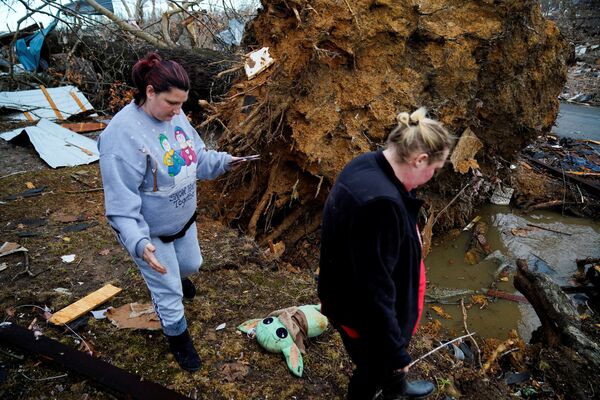 Amy Meno and Brooklyn Rogers search for belongings after a devastating outbreak of tornadoes ripped through several states. Earlington, Kentucky, on 11 December 2021. - Sputnik International