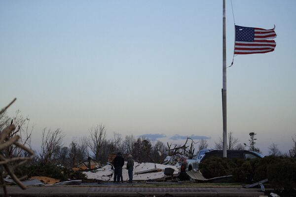 People survey tornado damage of the downtown area on 11 December 2021 in Mayfield, Kentucky. - Sputnik International