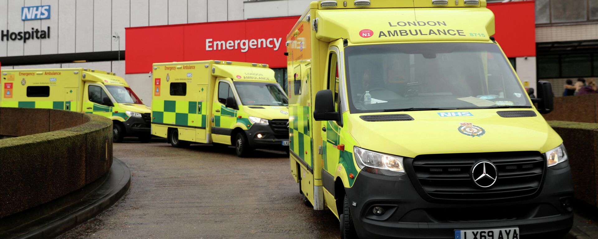 Ambulances are seen in front of St Thomas' Hospital as the spread of the coronavirus disease (COVID-19) continues, in London, Britain, December 12, 2021 - Sputnik International, 1920, 18.12.2021