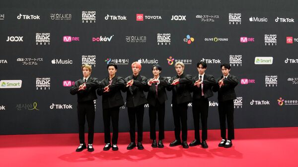 K-Pop group Enhypen pose for the photographers upon arrival at the 2021 Mnet Asian Music Awards or 2021 MAMA in Paju, South Korea - Sputnik International