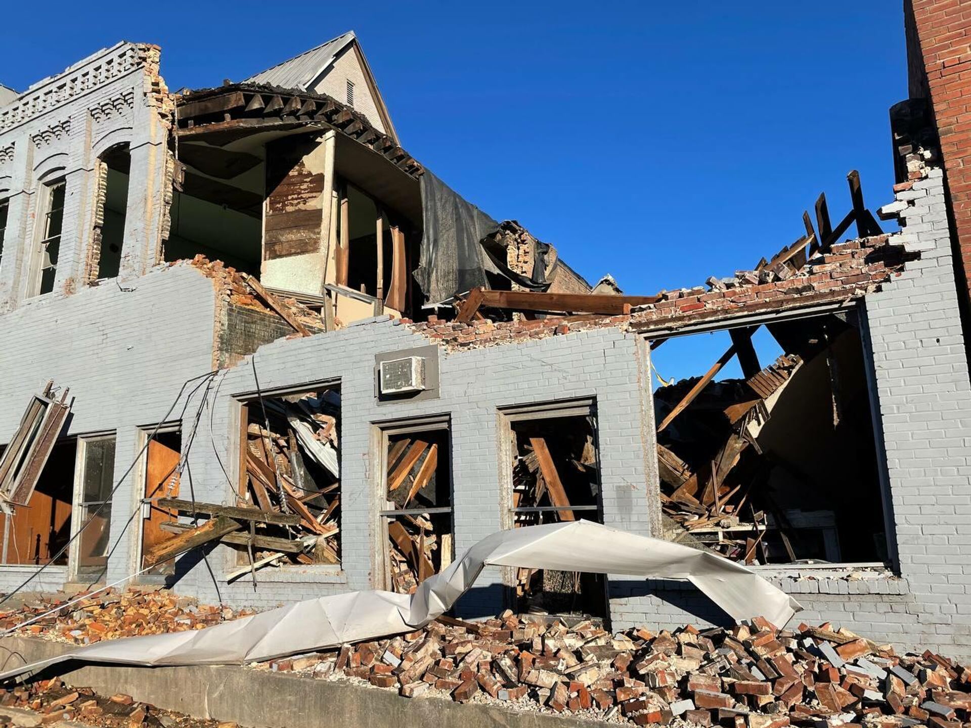 A half destroyed building after powerful tornadoes  hit Kentucky, US on Friday, 10 December 2021 - Sputnik International, 1920, 12.12.2021
