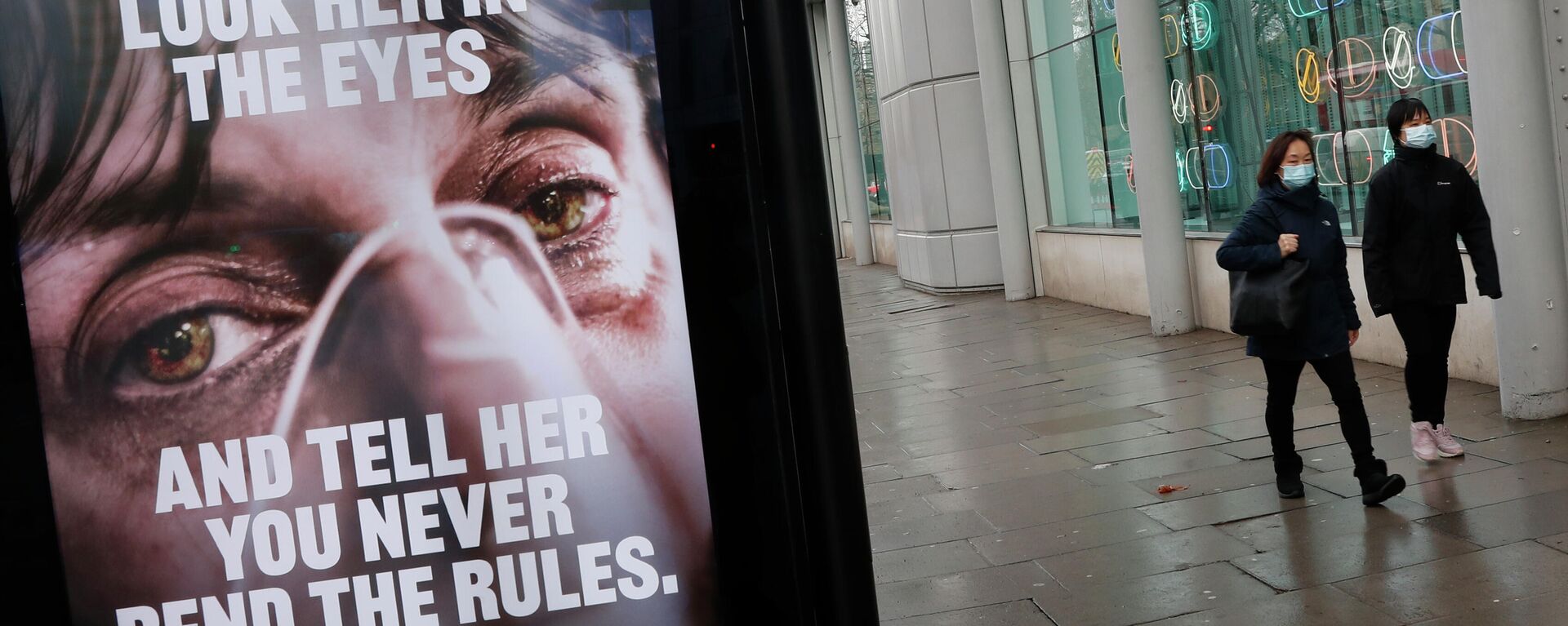 FILE - In this Feb. 2, 2021 file photo, pedestrians wearing masks against coronavirus walk past an NHS advertisement about COVID-19 in London, Tuesday, Feb. 2, 2021 - Sputnik International, 1920, 13.12.2021