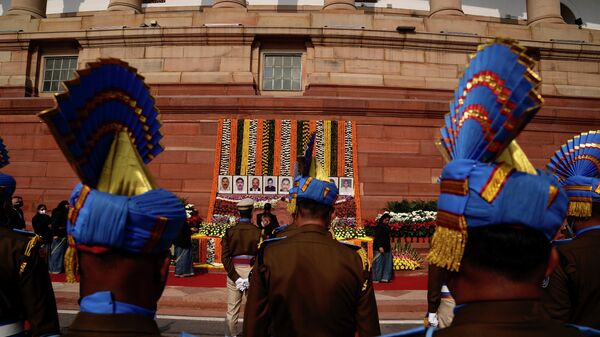 Indian security personnel and others pay tributes to victims of 2001 terror attack on Indian Parliament on its anniversary in New Delhi, India, Monday, Dec.13, 2021 - Sputnik International