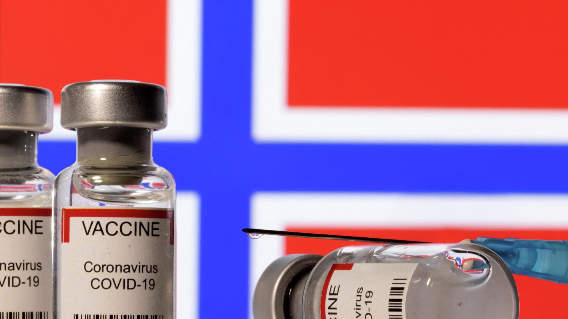 Vials labelled VACCINE Coronavirus COVID-19 and a syringe are seen in front of a displayed flag of Norway in this illustration taken December 11, 2021. - Sputnik International, 1920, 07.01.2022