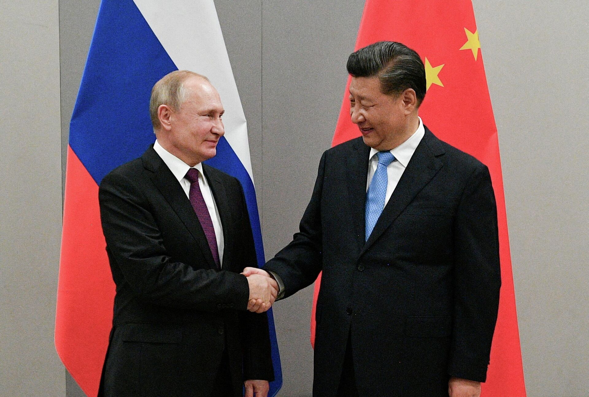 FILE PHOTO: Russian President Vladimir Putin shakes hands with Chinese President Xi Jinping during their meeting on the sidelines of a BRICS summit, in Brasilia, Brazil, November 13, 2019 - Sputnik International, 1920, 23.12.2021
