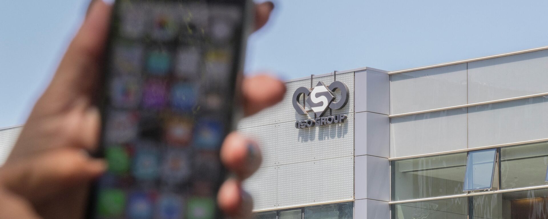 An Israeli woman uses her iPhone in front of the building housing the Israeli NSO group, on August 28, 2016, in Herzliya, near Tel Aviv. - Apple iPhone owners, earlier in the week, were urged to install a quickly released security update after a sophisticated attack on an Emirati dissident exposed vulnerabilities targeted by cyber arms dealers.
Lookout and Citizen Lab worked with Apple on an iOS patch to defend against what was called Trident because of its triad of attack methods, the researchers said in a joint blog post.
Trident is used in spyware referred to as Pegasus, which a Citizen Lab investigation showed was made by an Israel-based organization called NSO Group. - Sputnik International, 1920, 14.12.2021