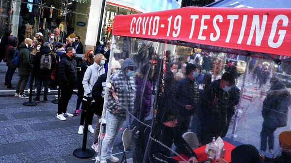 People queue for a coronavirus disease (COVID-19) test in Times Square during the COVID-19 pandemic in the Manhattan borough of New York City, New York, U.S., December 13, 2021 - Sputnik International