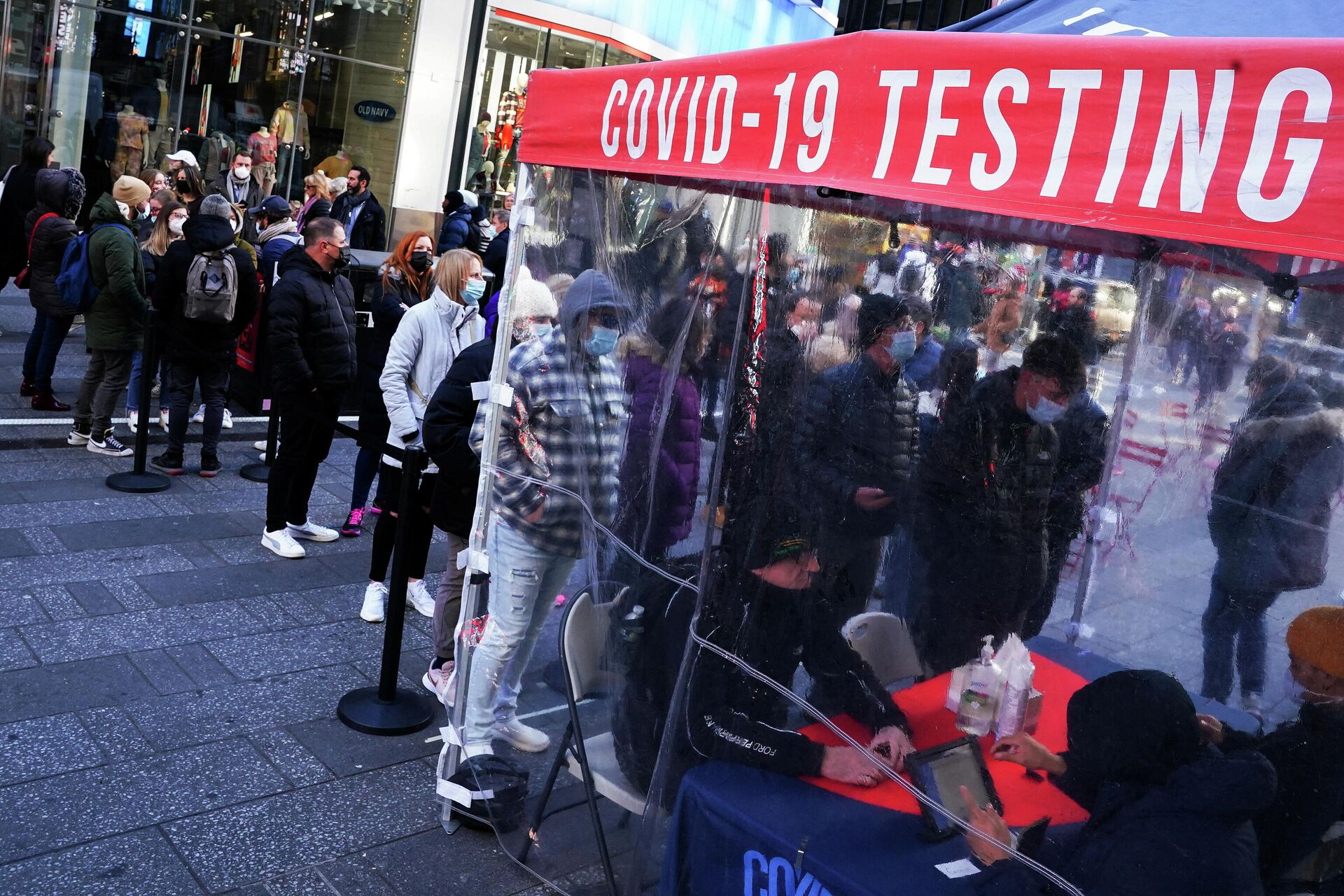People queue for a coronavirus disease (COVID-19) test in Times Square during the COVID-19 pandemic in the Manhattan borough of New York City, New York, U.S., December 13, 2021 - Sputnik International, 1920, 20.12.2021