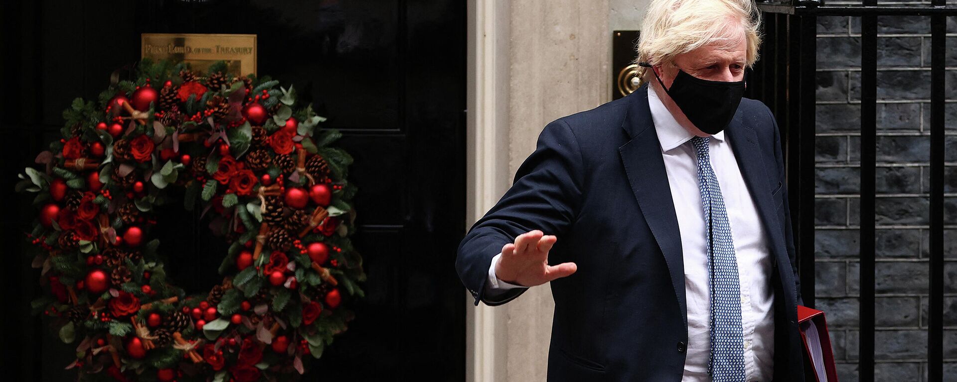 Britain's Prime Minister Boris Johnson, wearing a face covering to stop the spread of coronavirus, leaves from 10 Downing Street in central London on December 8, 2021 - Sputnik International, 1920, 17.12.2021