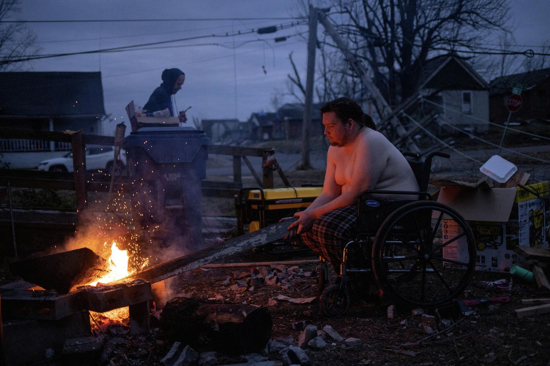 Jeffrey Bowlin keeps warm next to a wood fire in his front yard after his neighborhood lost power in the aftermath of a tornado in Mayfield, Kentucky, U.S. December 14, 2021 - Sputnik International, 1920, 15.12.2021