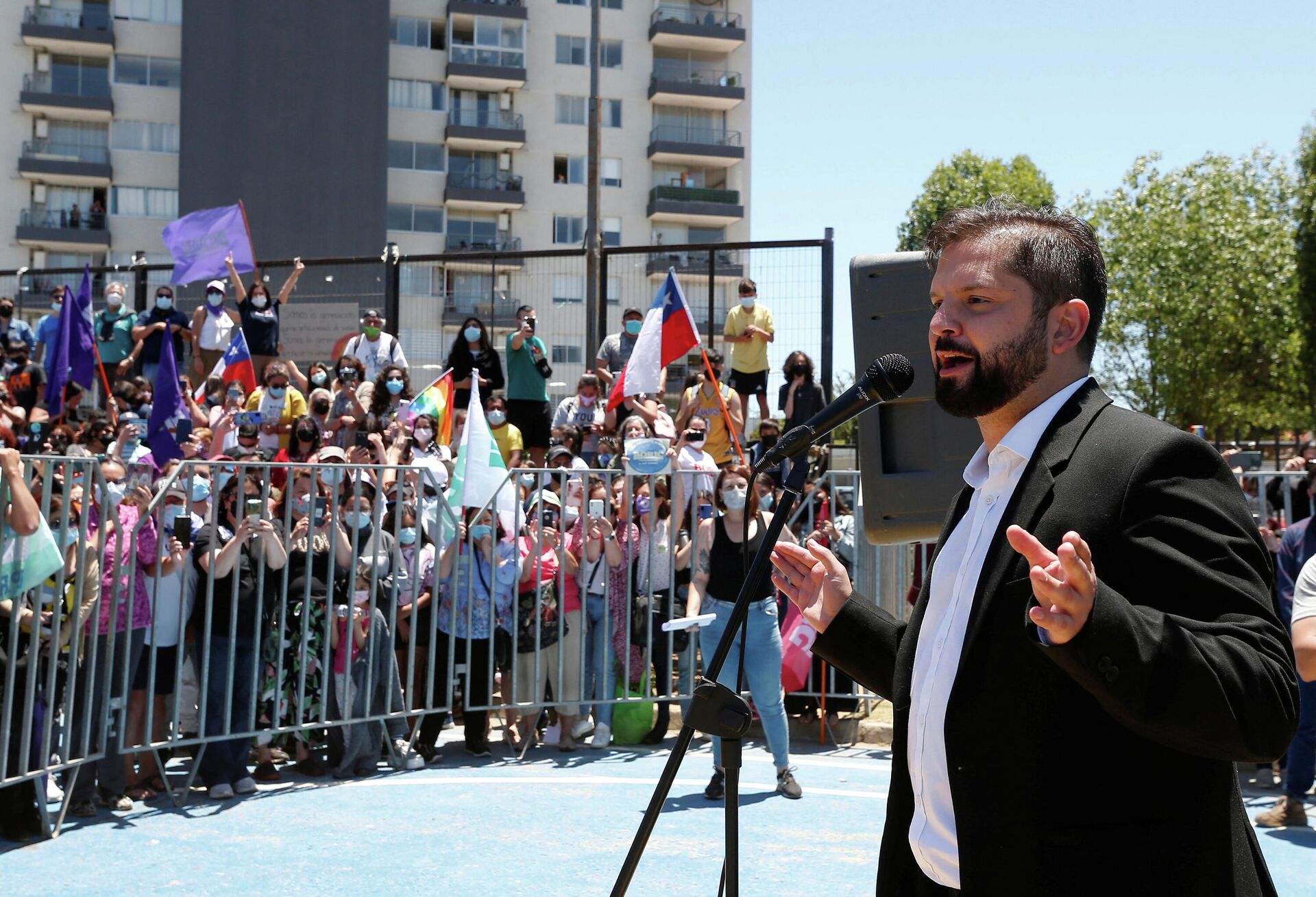 Chilean presidential candidate Gabriel Boric, of left-wing coalition 'Apruebo Dignidad' (I Approve Dignity), speaks to residents, at a neighbourhood campaign rally in Vina del Mar, Chile December 15, 2021. - Sputnik International, 1920, 15.12.2021