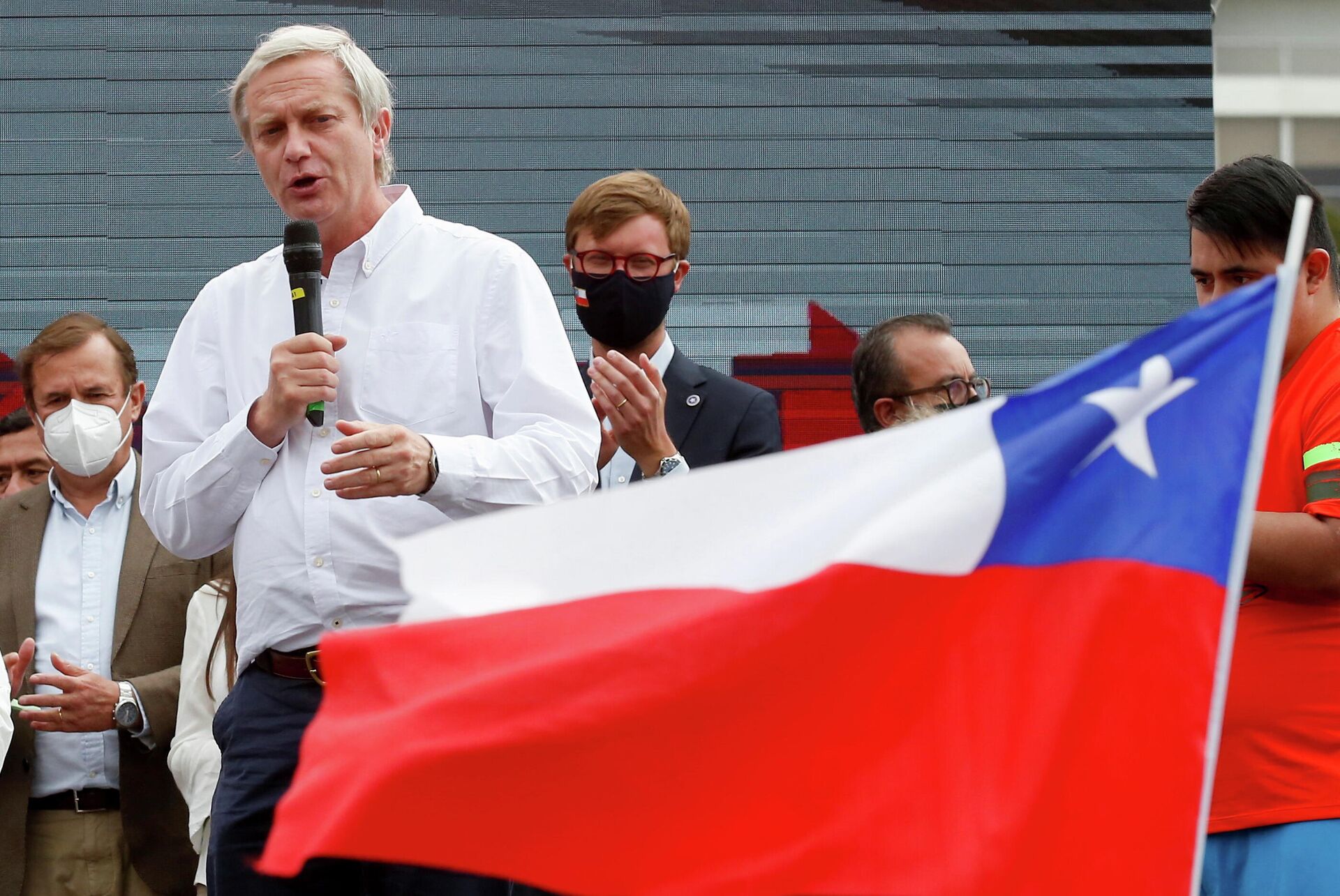 Chilean presidential candidate Jose Antonio Kast from the far-right Republican Party meets with his supporters during a campaign rally, ahead of the December 19 second round presidential elections, in Vina del Mar, Chile, December 6, 2021. - Sputnik International, 1920, 15.12.2021