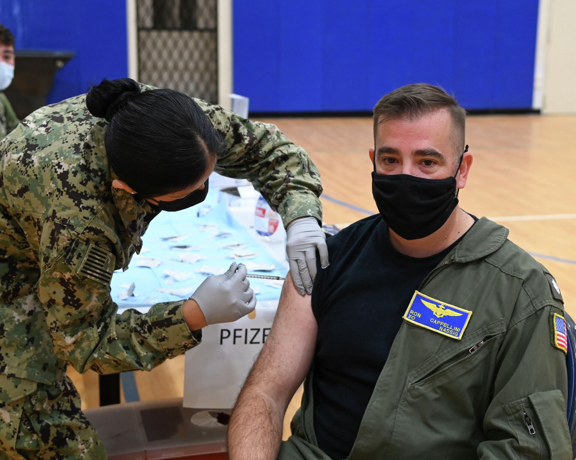 Cmdr. Ronald Cappellini, Naval Air Station Sigonella executive officer, receives his COVID-19 vaccine booster from Lt. j.g. Aracely Duerkop, during a mass-immunization exercise on Naval Air Station Sigonella, Dec. 7, 2021.  - Sputnik International, 1920, 16.12.2021