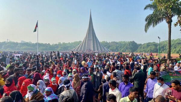 People gather to pay their respects at the 1971 independence war's martyrs national memorial to celebrate the 50th Victory Day, which marks the end of a bitter nine-month war of independence from Pakistan, in Savar on December 16, 2021.  - Sputnik International