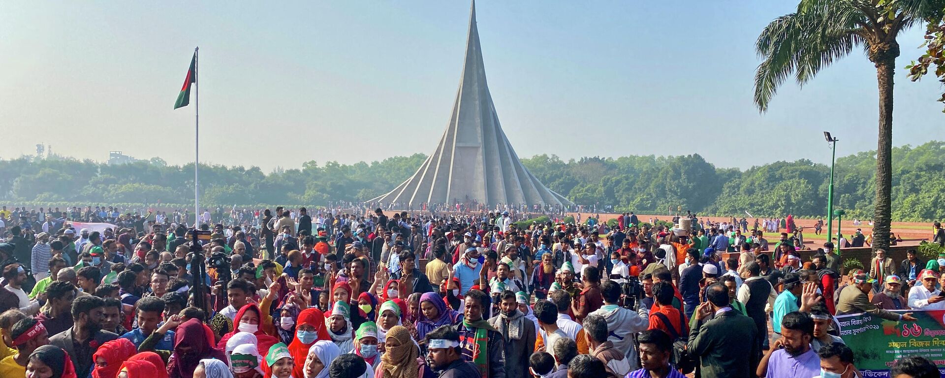 People gather to pay their respects at the 1971 independence war's martyrs national memorial to celebrate the 50th Victory Day, which marks the end of a bitter nine-month war of independence from Pakistan, in Savar on December 16, 2021.  - Sputnik International, 1920, 16.12.2021