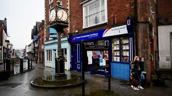 Pedestrians walk past shops in Whitchurch, central England on December 13, 2021, ahead of a by-election in the North Shropshire constituency on Thursday. - Sputnik International