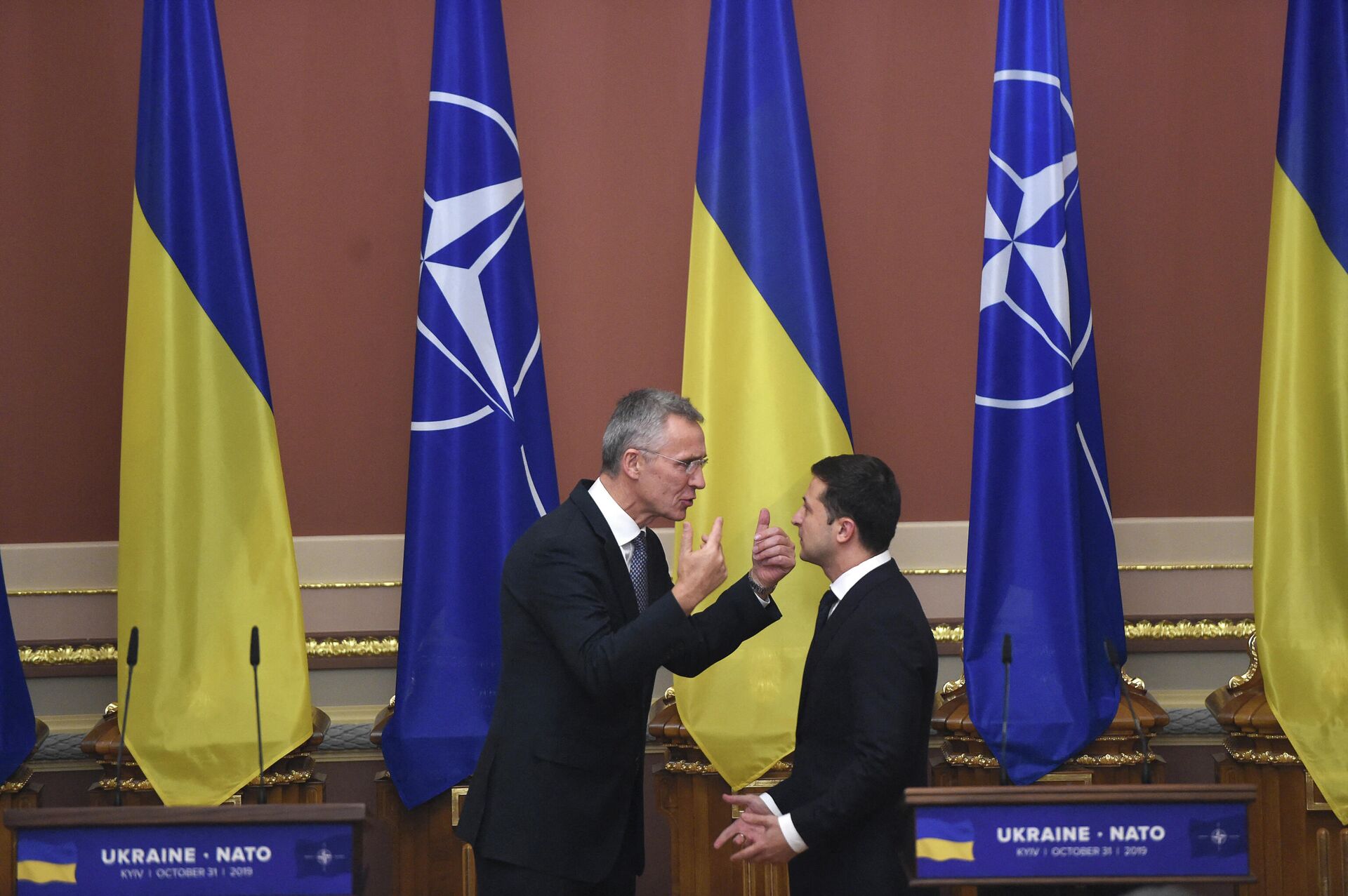 Ukrainian President Volodymyr Zelensky and NATO Secretary General Jens Stoltenberg hold a joint press conference following a meeting in Kiev on October 31, 2019 - Sputnik International, 1920, 22.12.2021