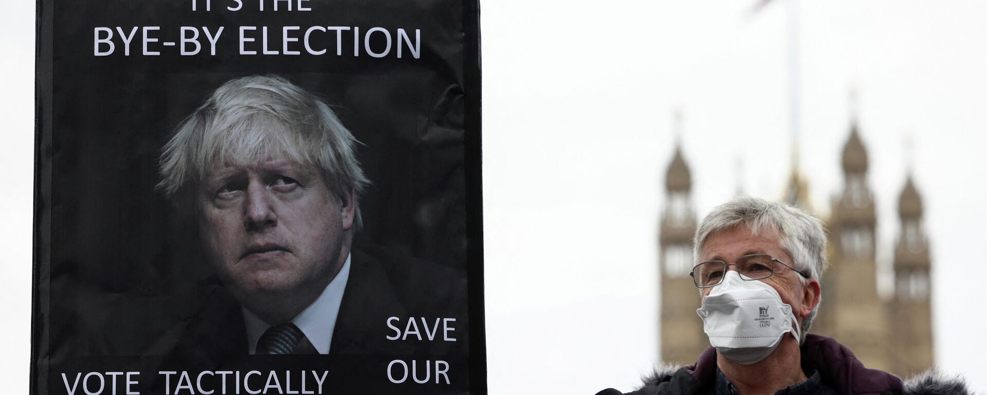 A man holds a sign as he protests against British Prime Minister Boris Johnson, in Westminster, London, Britain, December 15, 2021. - Sputnik International, 1920, 16.12.2021