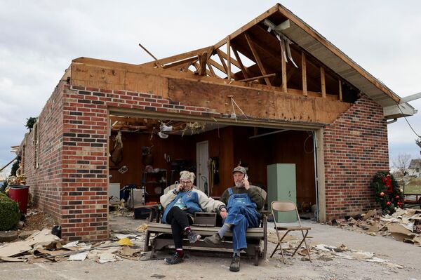 People sit on a bench as US President Joe Biden surveys storm damage from the tornadoes and extreme weather, in Dawson Springs, Kentucky, US, 15 December 2021. - Sputnik International