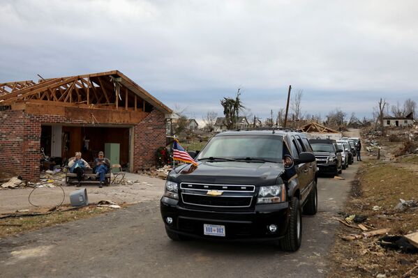 A vehicle with the presidential motorcade drives past wreckage and debris as US President Joe Biden visits areas damaged by tornadoes and extreme weather, in Dawson Springs, Kentucky, US, 15 December 2021. - Sputnik International