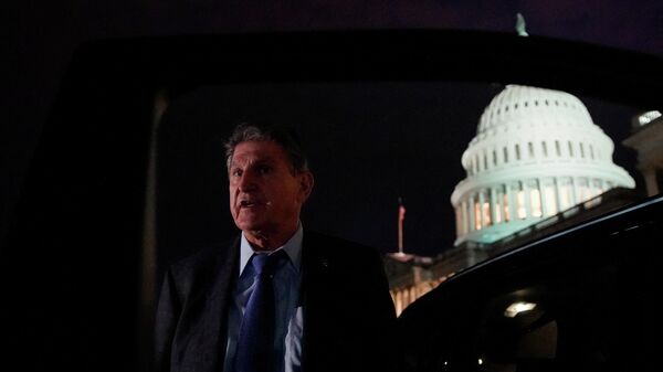 U.S. Senator Joe Manchin (D-WV) talks to reporters as he leaves the U.S. Capitol in Washington, U.S., December 15, 2021. REUTERS/Elizabeth Frantz - Sputnik International